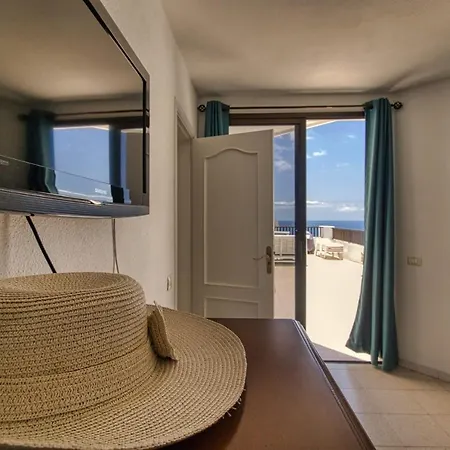 Penthouse With Magnificent Ocean Views, Jacuzzi, Pool, Nearby Beach In Tenerife South